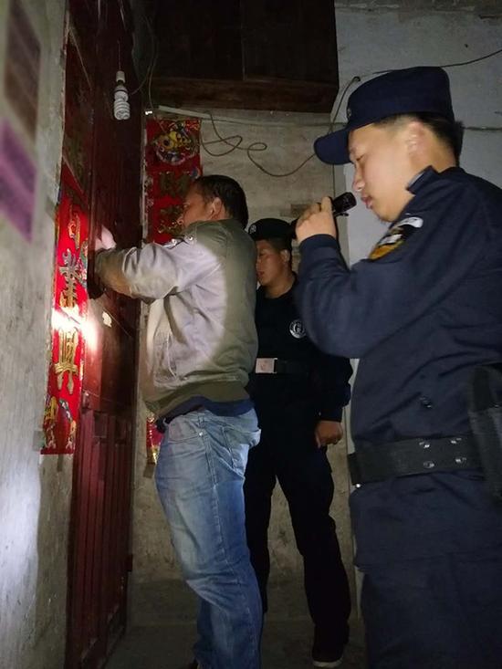 湖南粗心妈妈误将幼女锁家中 民警全城寻开锁师傅开门